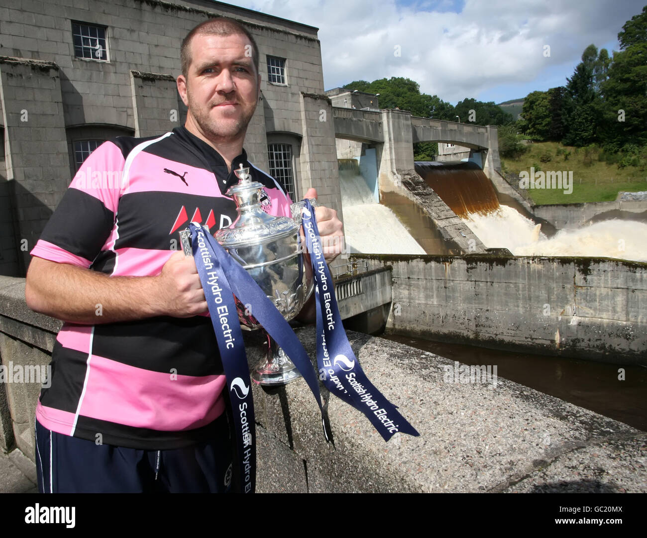 Scottish Hydro Premier One Champions le capitaine d'Ayr (et responsable du développement) Damien Kelly lors d'une séance photo pour le lancement de la saison de rugby 15 A Side Club à la centrale électrique de Pitlochry, dans le Perthshire. Banque D'Images