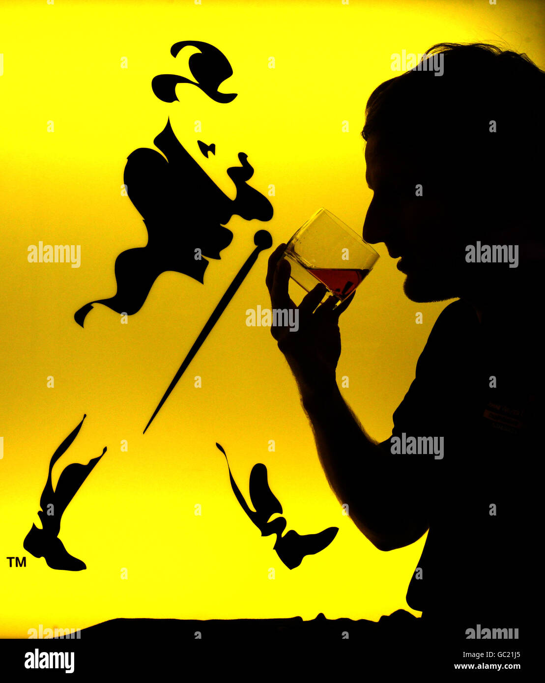 Une personne a pris Johnnie Walker Whisky à l'expérience du whisky aux championnats de golf Johnnie Walker à Gleneagles après que les propriétaires de Diageo de Johnnie Walker, ont annoncé des bénéfices avant impôts de plus de 2 milliards, une baisse de 3.7% par rapport à l'année précédente. Banque D'Images