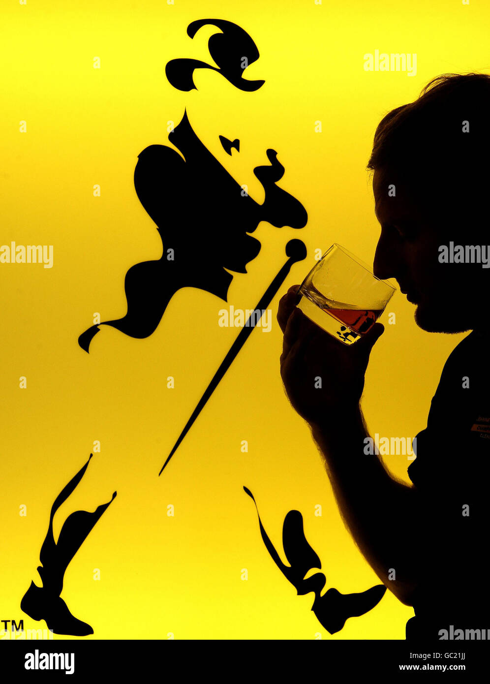 Une personne a pris Johnnie Walker Whisky à l'expérience du whisky aux championnats de golf Johnnie Walker à Gleneagles après que les propriétaires de Diageo de Johnnie Walker, ont annoncé des bénéfices avant impôts de plus de 2 milliards, une baisse de 3.7% par rapport à l'année précédente. Banque D'Images