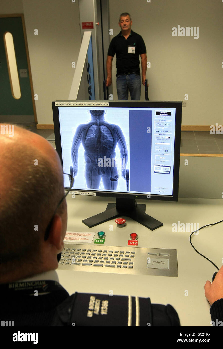 IMAGE POSÉE PAR LE MODÈLE UN homme est X-trahi à l'aéroport international de Birmingham. Banque D'Images