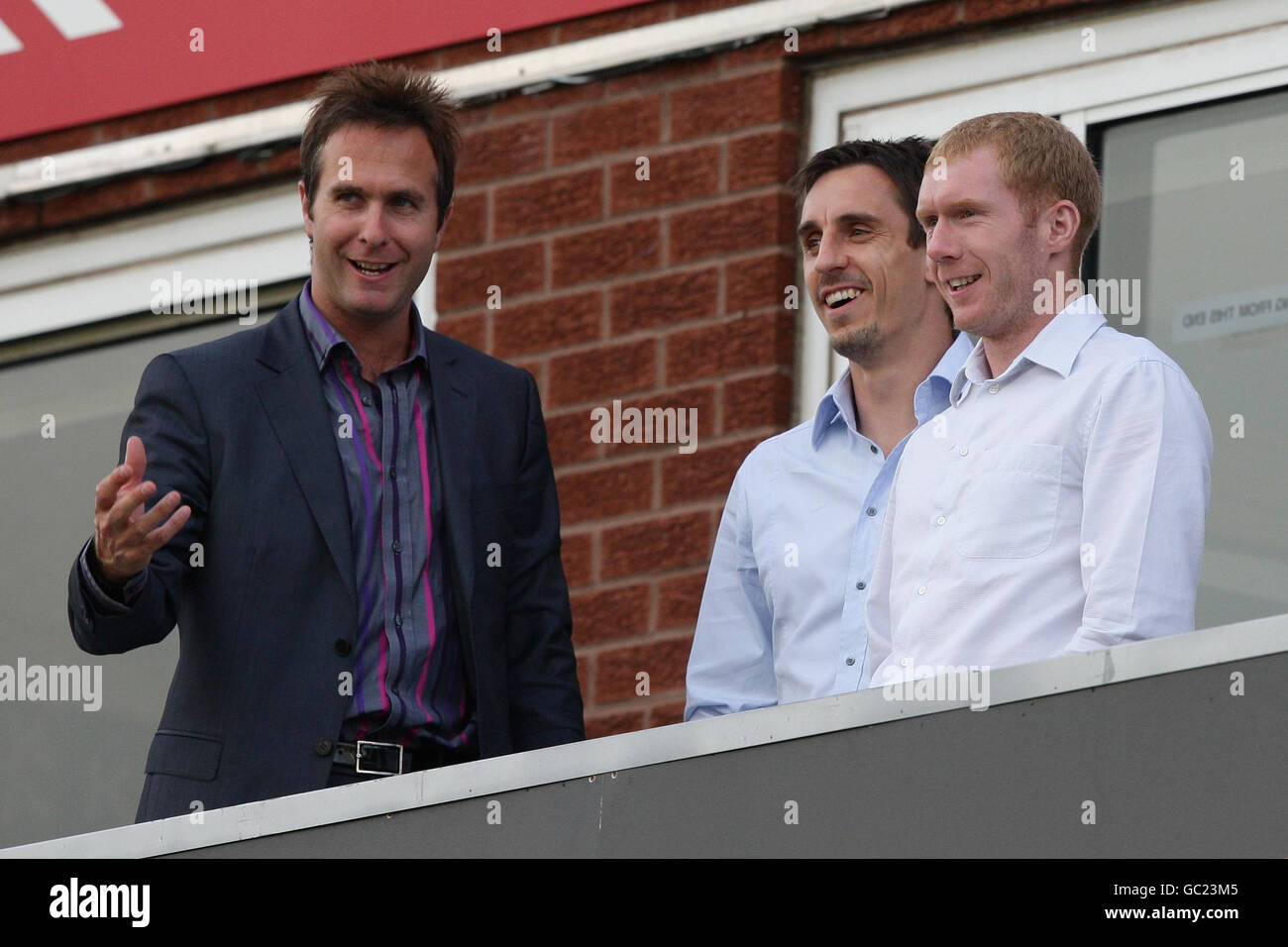 Michael Vaughan (à gauche) et Gary Neville (au centre) de Manchester United et Paul Scholes pendant le Twenty20 International au terrain de cricket d'Old Trafford, à Manchester. Banque D'Images
