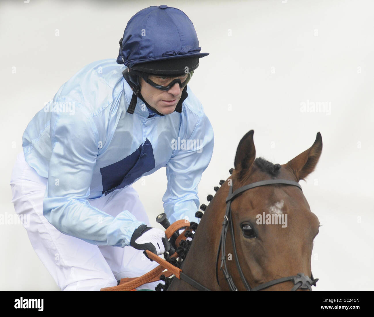 Roodee King, criblé de Kieren Fallon, se rend au départ pour les piquets Holtye Median Auction Maiden à l'hippodrome de Lingfield. Banque D'Images