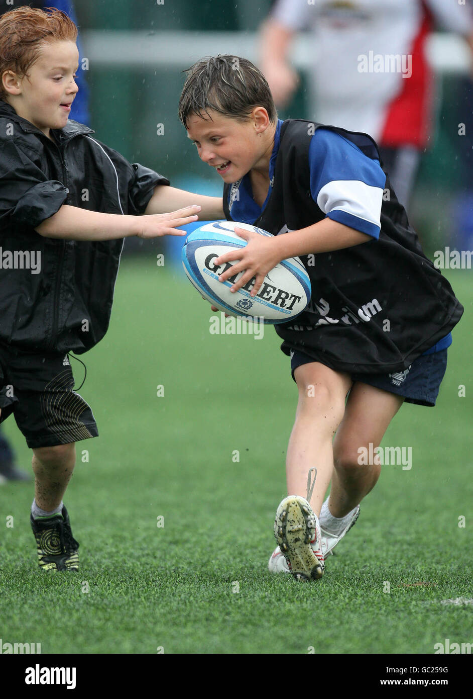 Rugby Union - Edinburgh Rugby Summer Camp - Murrayfield.Les garçons jouent au rugby pendant le camp d'été de rugby d'Édimbourg à Murrayfield, Édimbourg. Banque D'Images