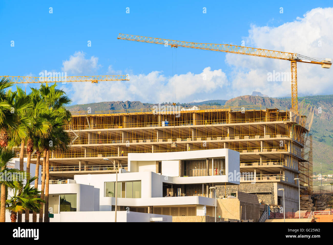 Bâtiments en construction de l'hôtel de ville sur la Costa Adeje Tenerife tropical island, Espagne Banque D'Images