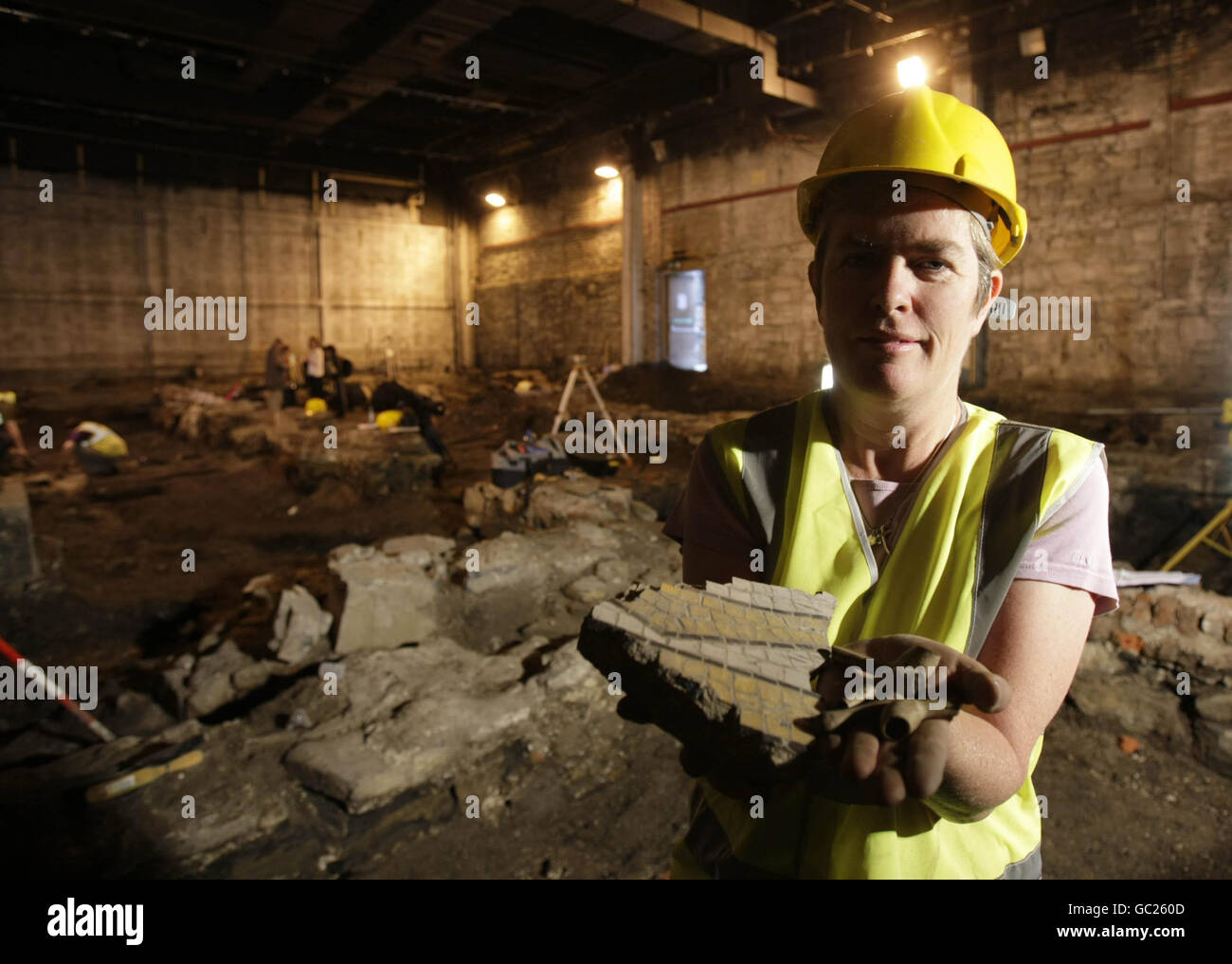 Linzi Simpson, directeur des fouilles archéologiques, détient un certain nombre d'objets découverts dans les fondations du théâtre Smock Alley du XVIIe siècle à Dublin. Banque D'Images