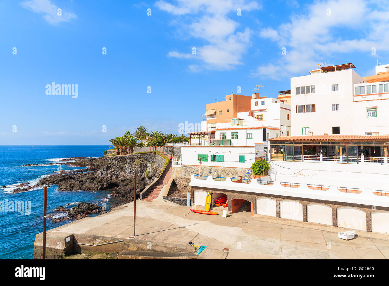 Vue d'Alcala ville avec architecture typique des Canaries sur la côte de Tenerife, Canaries, Espagne Banque D'Images