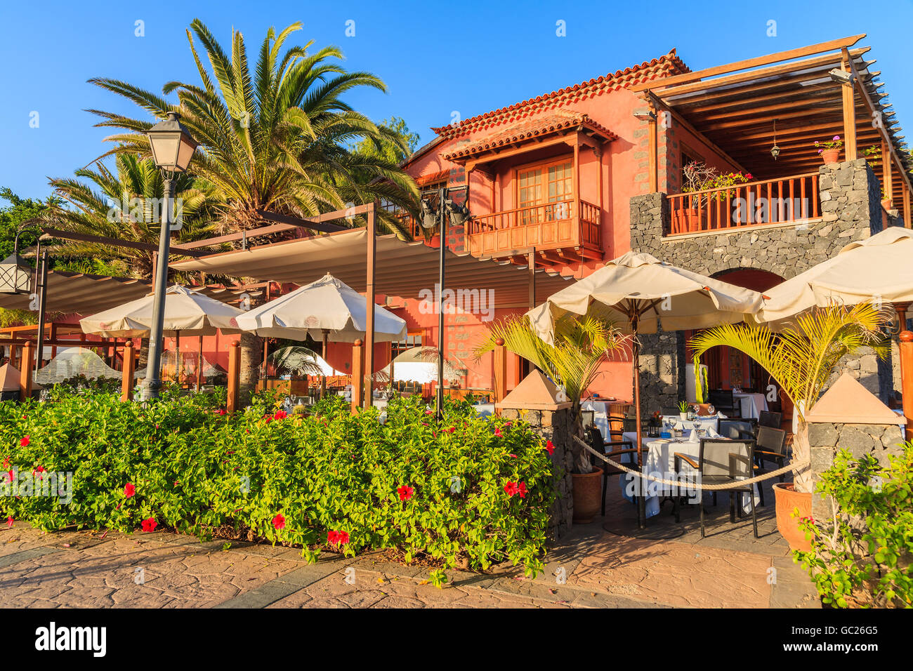 COSTA ADEJE, Tenerife - NOV 18, 2015 : restaurant typique construit en style des Canaries sur la promenade côtière près de la plage d'El Duque, plus Banque D'Images