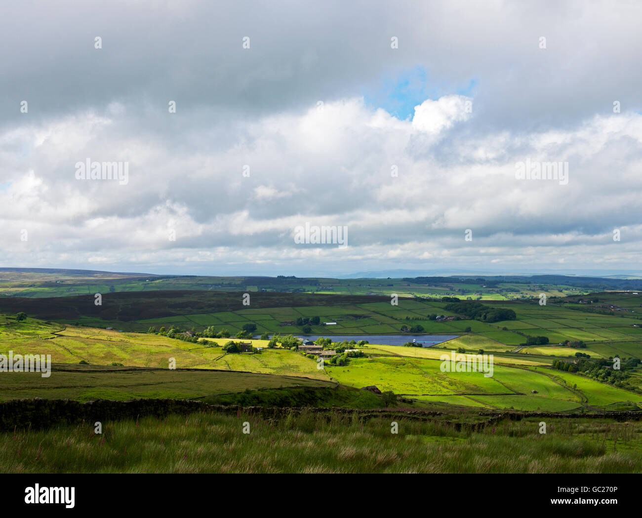 Haworth Moor (Leeshaw dans la distance du réservoir), West Yorkshire, England UK Banque D'Images