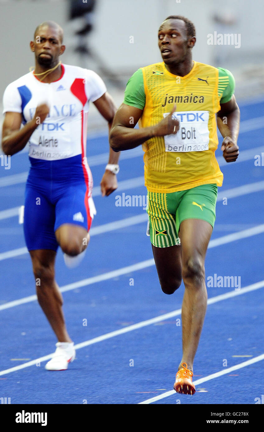 Athlétisme - Championnats du monde d'athlétisme de l'IAAF - cinquième jour - Berlin 2009 - Olympiastadion.La Jamaïque Usain Bolt remporte sa demi-finale du 200 m masculin lors des Championnats du monde de l'IAAF à l'Olympiastadion, Berlin. Banque D'Images