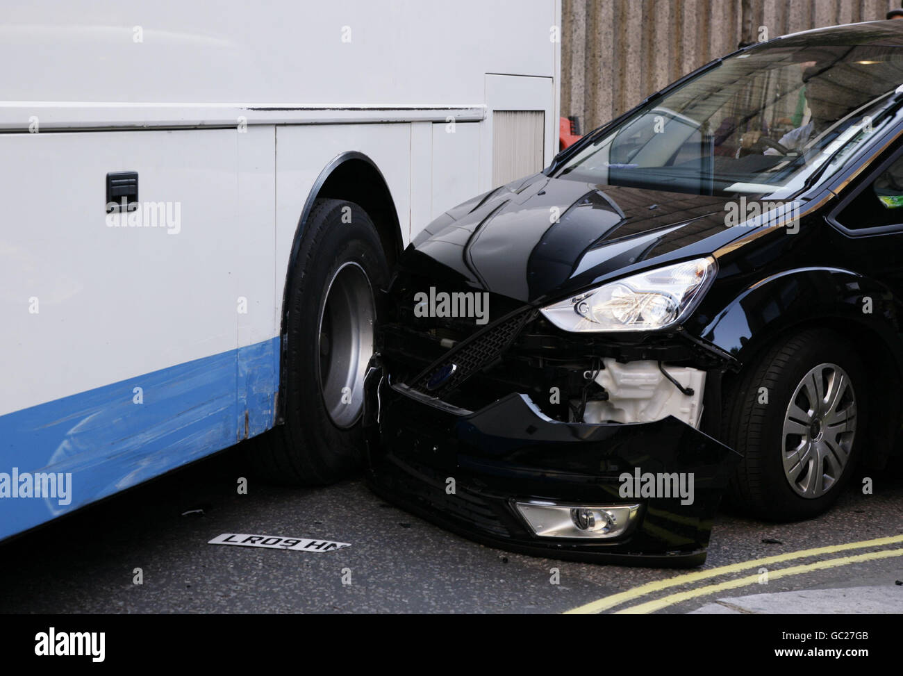 La voiture transportant des membres de X Factor finalistes impeccable, qui a été impliqué dans une collision avec un entraîneur, arrivant pour le projet de collaboration PUMA/London College of Fashion Design au London College of Fashion, dans le centre de Londres. Banque D'Images