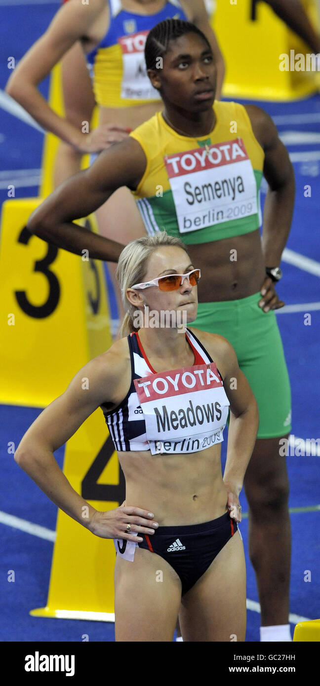 Le Caster Semenya d'Afrique du Sud (en haut) et Jennifer Meadows de Grande-Bretagne (en bas) avant le début du 800m féminin lors des Championnats du monde de l'IAAF à l'Olympiastadion, à Berlin. Banque D'Images