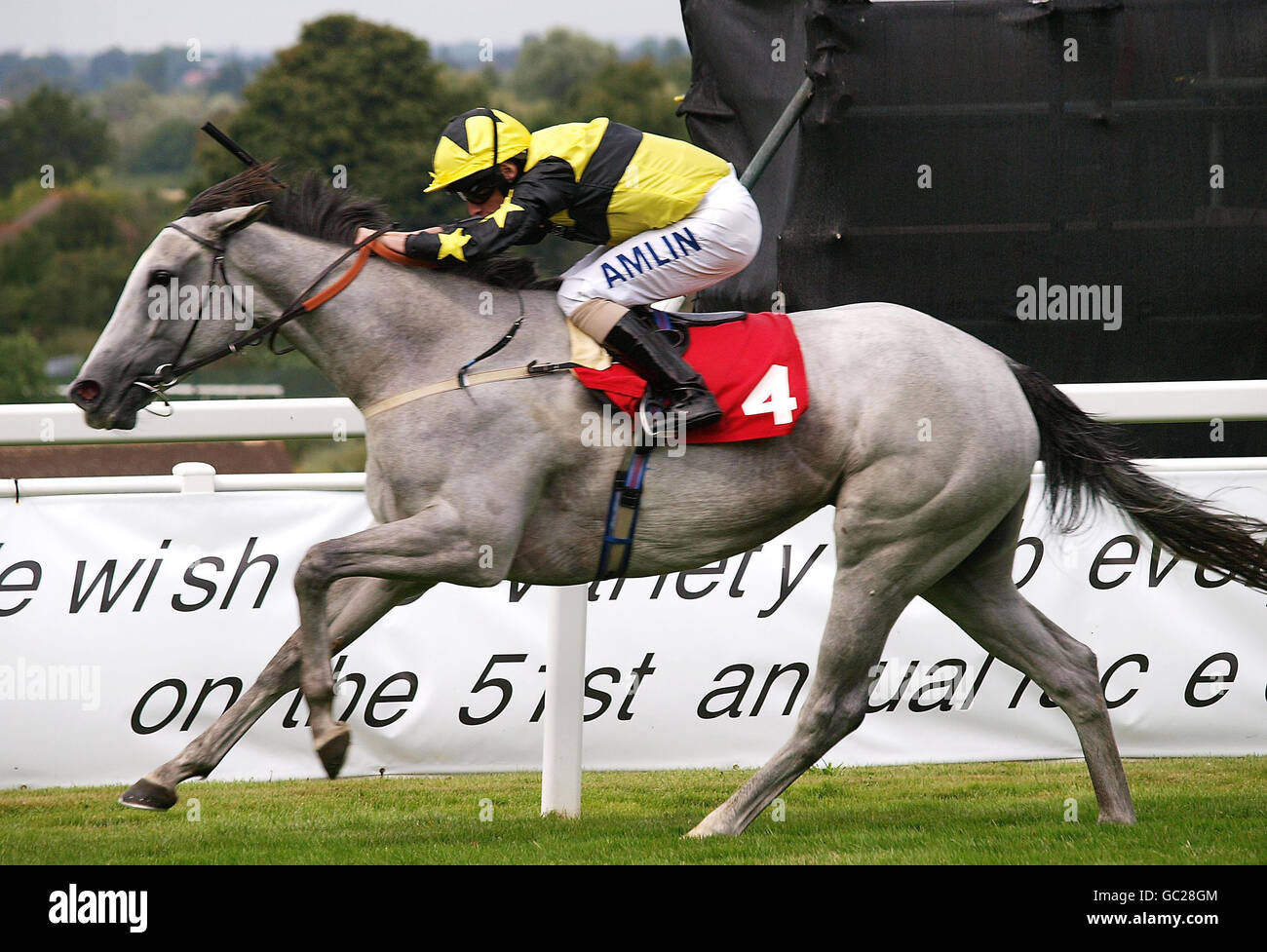 Courses hippiques - Variety Club Day - Hippodrome de Sandown Park.Ryan Moore est monté par Strawberrydaiquiri pour gagner les enjeux Iveco Atalanta au champ de courses de Sandown Park, Surrey. Banque D'Images