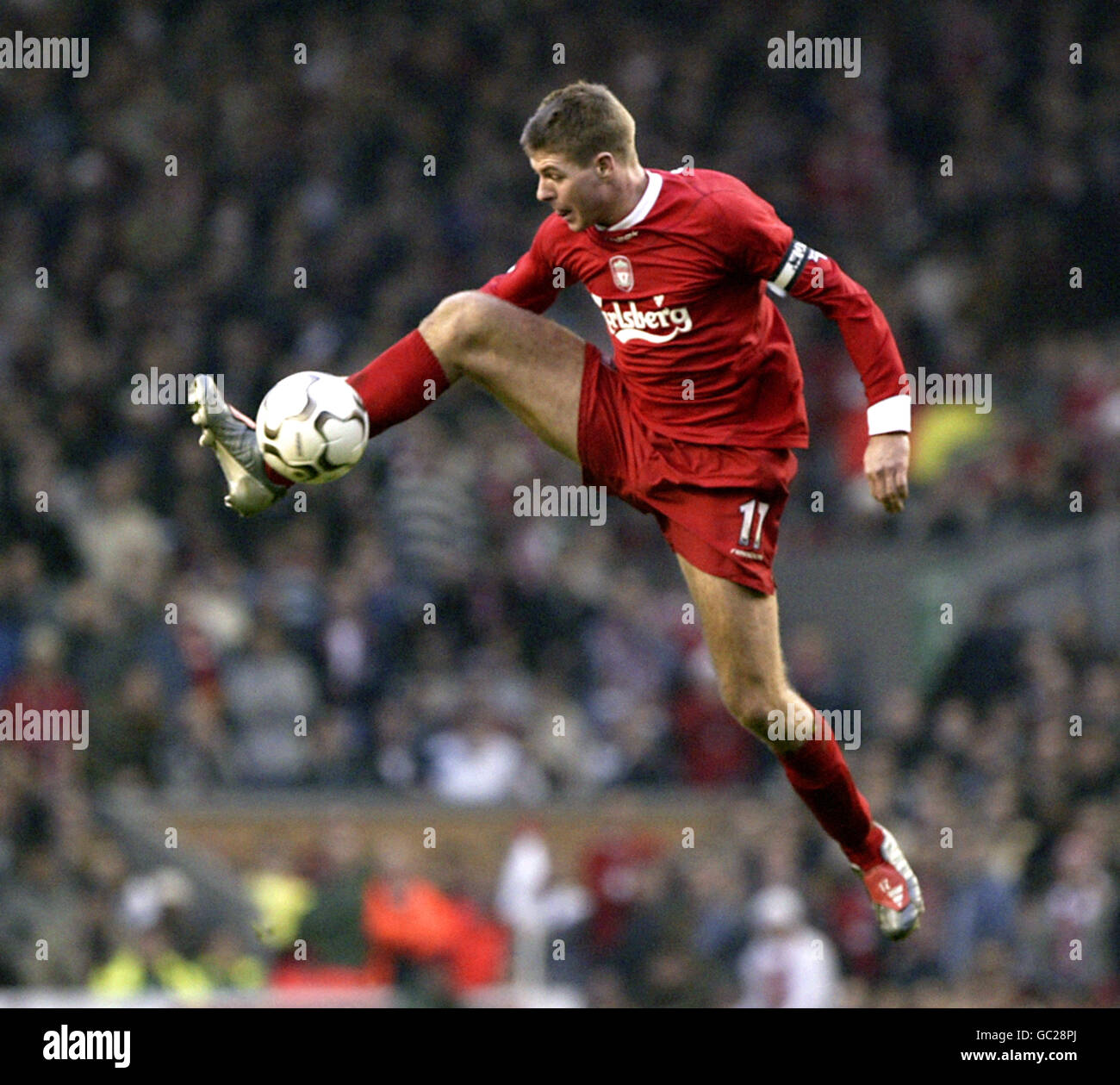 Football - FA Barclaycard Premiership - Liverpool / Manchester United.Steven Gerrard de Liverpool contrôle le ballon Banque D'Images