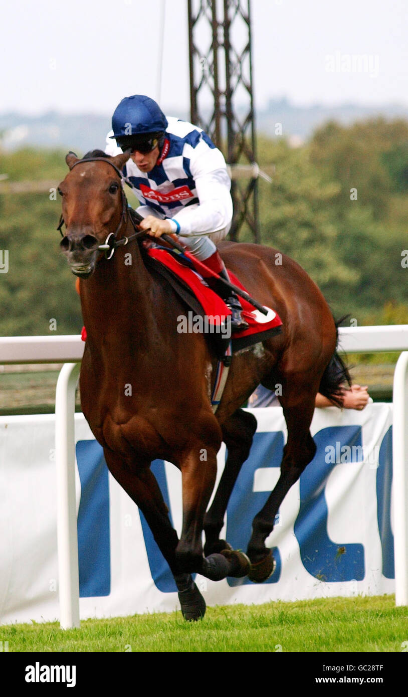 Frankie Dettori sur Fanjura remporte les enjeux David Hewitt à l'hippodrome de Sandown Park, Surrey. Banque D'Images