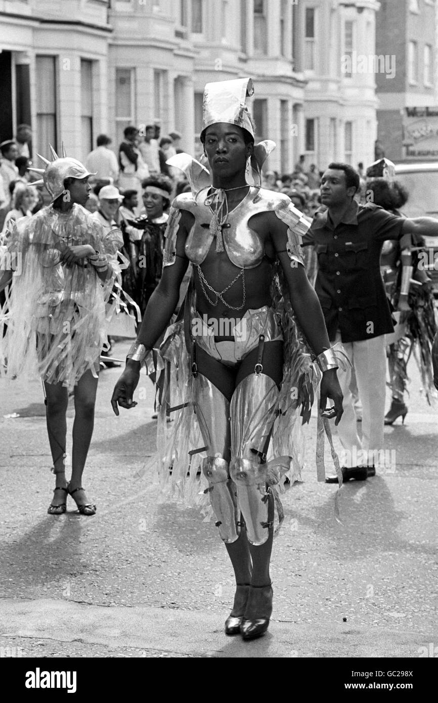 Resplendent dans sa tenue en métal cette jeune fille d'un « régiment blindé » marches dans le Carnaval de Notting Hill à Londres, deuxième jour du festival de vacances d'August Bank. Banque D'Images