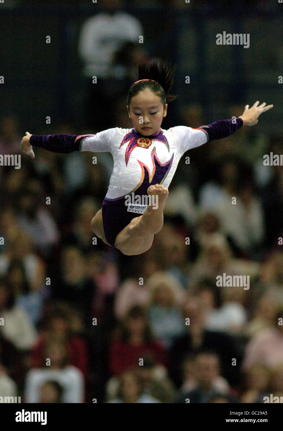 Gymnastique - finale de la coupe du monde. Le Liya de la Chine en action sur le faisceau Banque D'Images