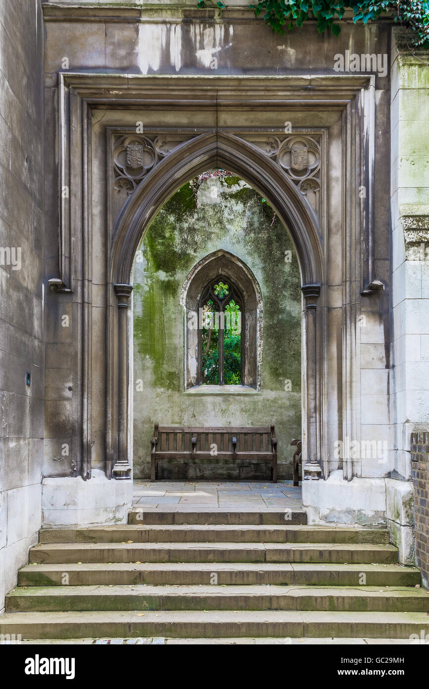 Saint Dunstan-dans-le-est, une église a été en grande partie détruite durant la Seconde Guerre mondiale et les ruines sont aujourd'hui un jardin public à Londres Banque D'Images
