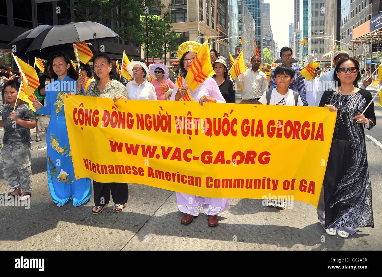 New York City les marcheurs de Vietamese International Immigrants Foundation parade sur l'Avenue des Amériques Banque D'Images