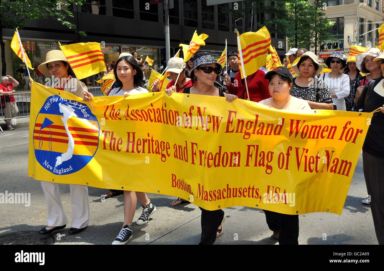 New York City : Vietamese les marcheurs de International Immigrants Foundation parade sur l'Avenue des Amériques Banque D'Images
