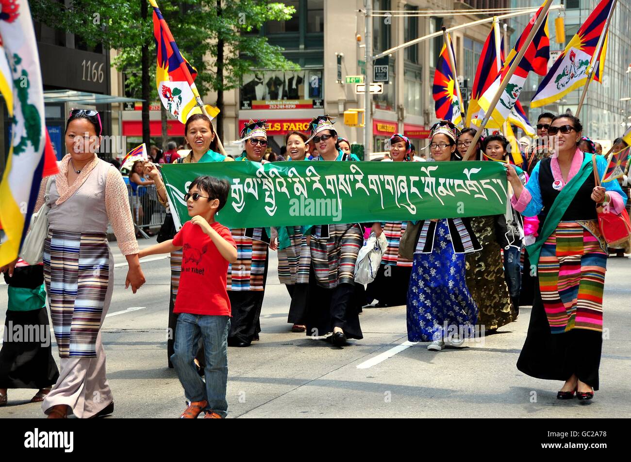 New York City : Tibétains défilant dans l'International Immigrants Foundation Parade sur l'Avenue des Amériques Banque D'Images