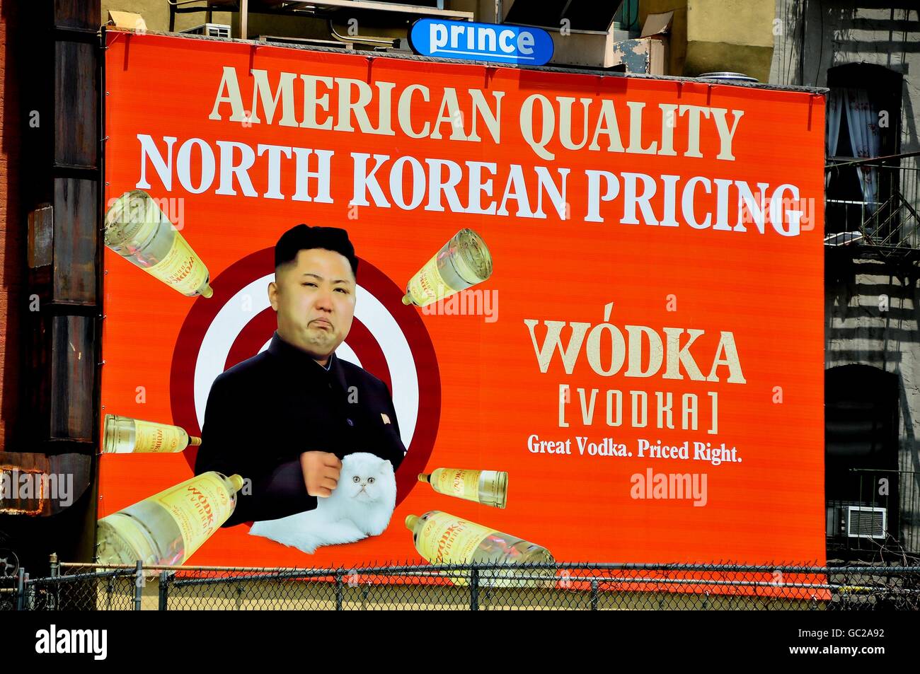 New York City : panneau publicitaire humoristique de Wodka (vodka) dictateur nord-coréen Kim avec Jun-Un sur un immeuble de Soho Banque D'Images