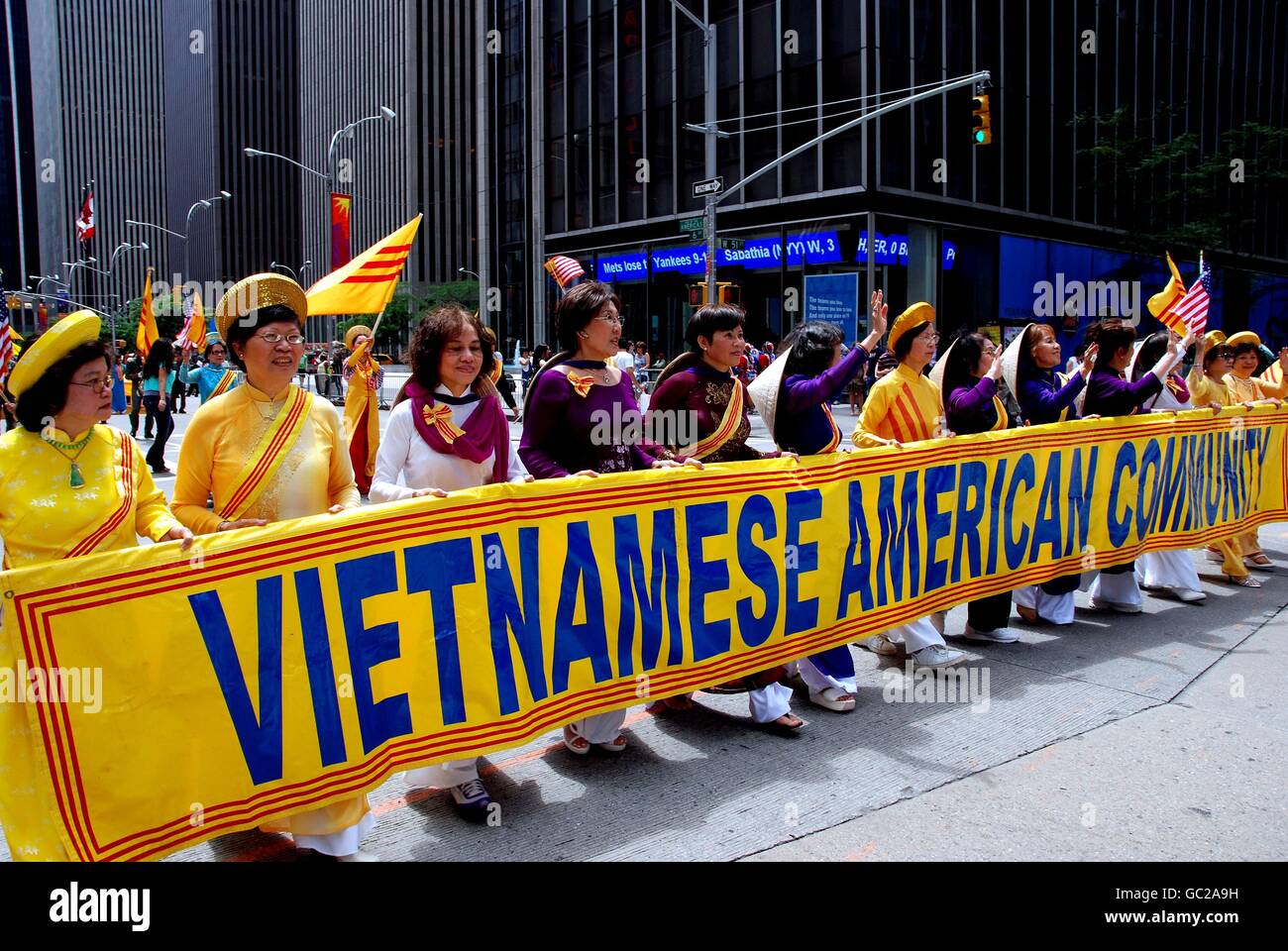 New York City : marcheurs de la communauté vietnamienne américaine l'International Immigrants Foundation parade sur six Banque D'Images