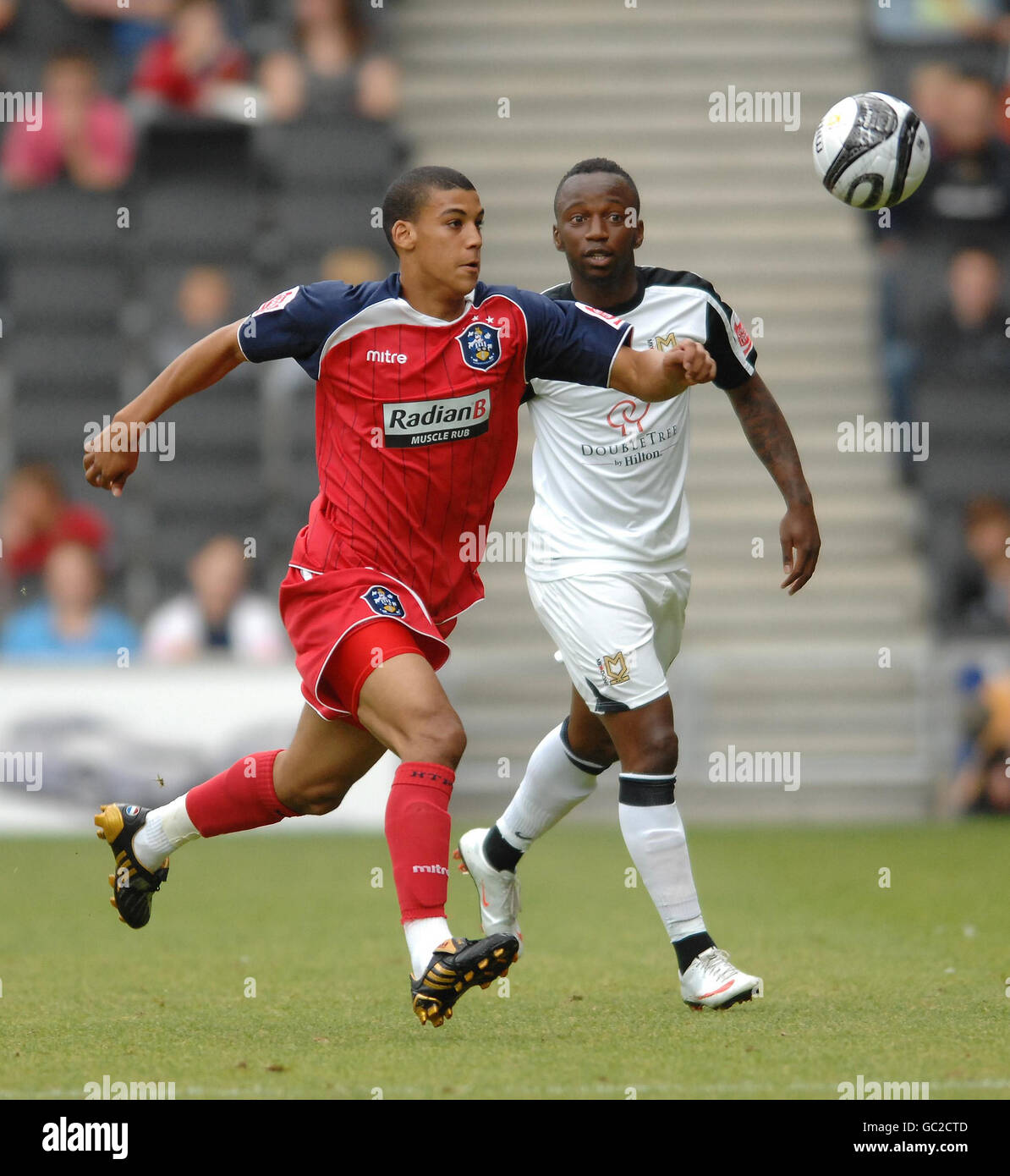 Jason Puncheon de Milton Keynes (à droite) et Lee Peltier de HUDDERSFIELD se battent pour le ballon lors du match One de la Coca Cola football League au stade MK, Milton Keynes. Banque D'Images