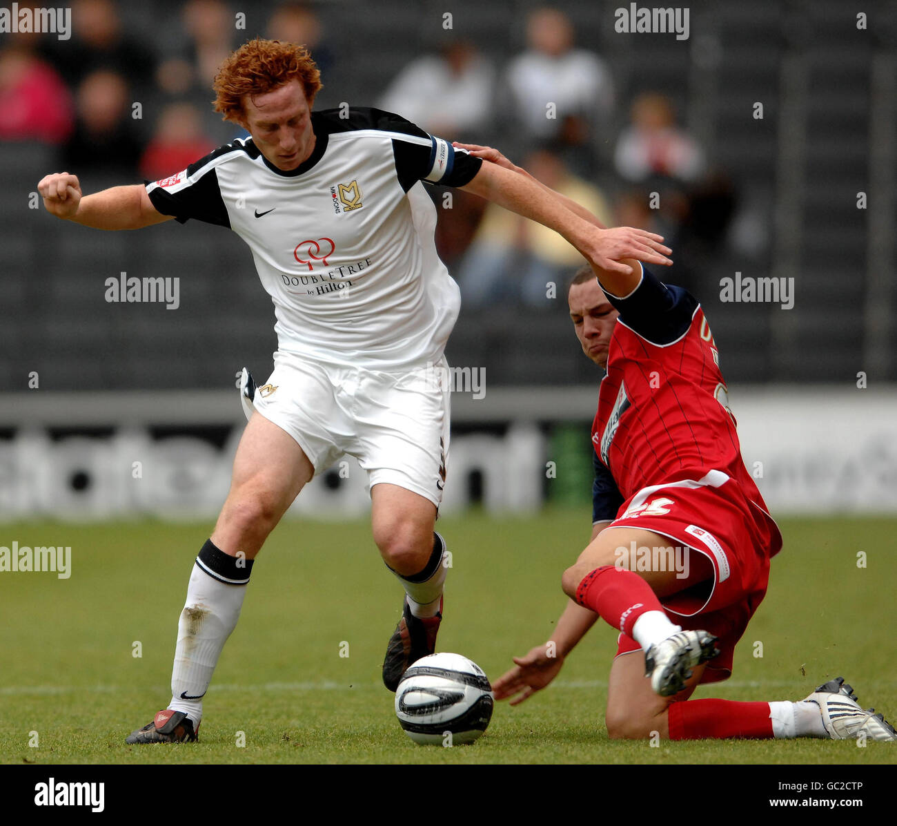 Football Mkdons Mk Enfile Une Balle Pleine Longueur Datacoapplies ...