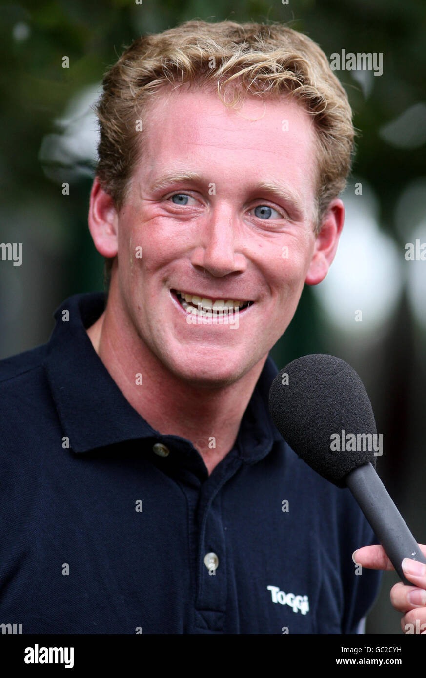 Pendant la nuit, Oliver Townend, chef de file de la Grande-Bretagne, après avoir contesté dans le Cross Country pendant le troisième jour des essais de chevaux Burghley, Burghley House, Stamford. Banque D'Images