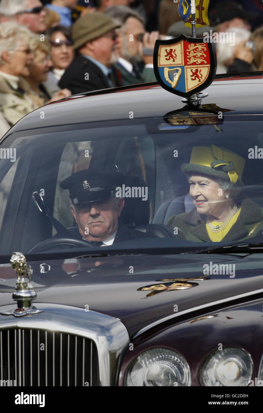 La reine Elizabeth II arrive aux Jeux du Braemar Gathering Highland en Écosse. Banque D'Images