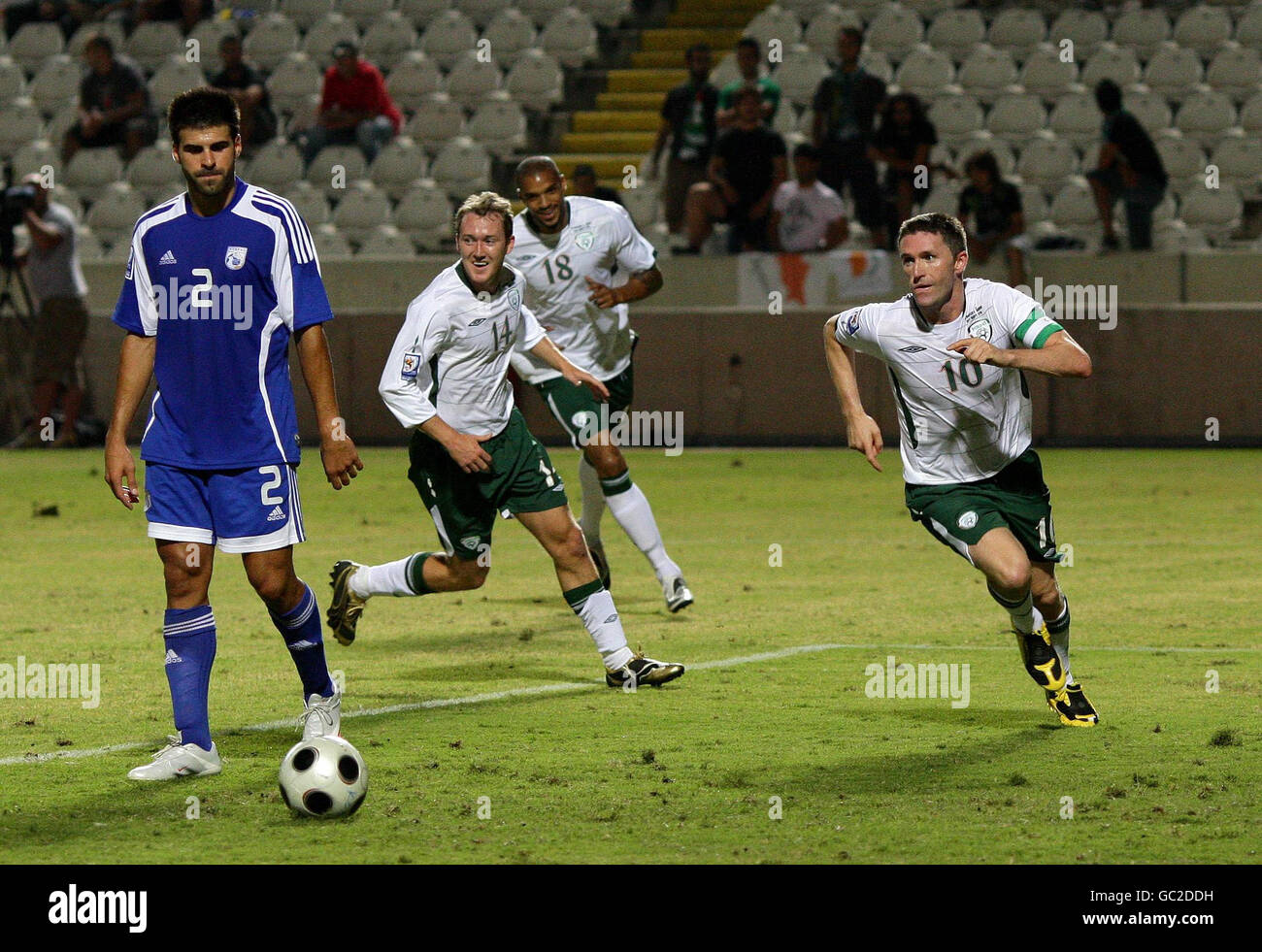 Robbie Keane, de la République d'Irlande, célèbre ses scores lors du match de qualification européen de la coupe du monde au stade de l'Association gymnastique pancyprian, à Nicosie, à Chypre. Banque D'Images