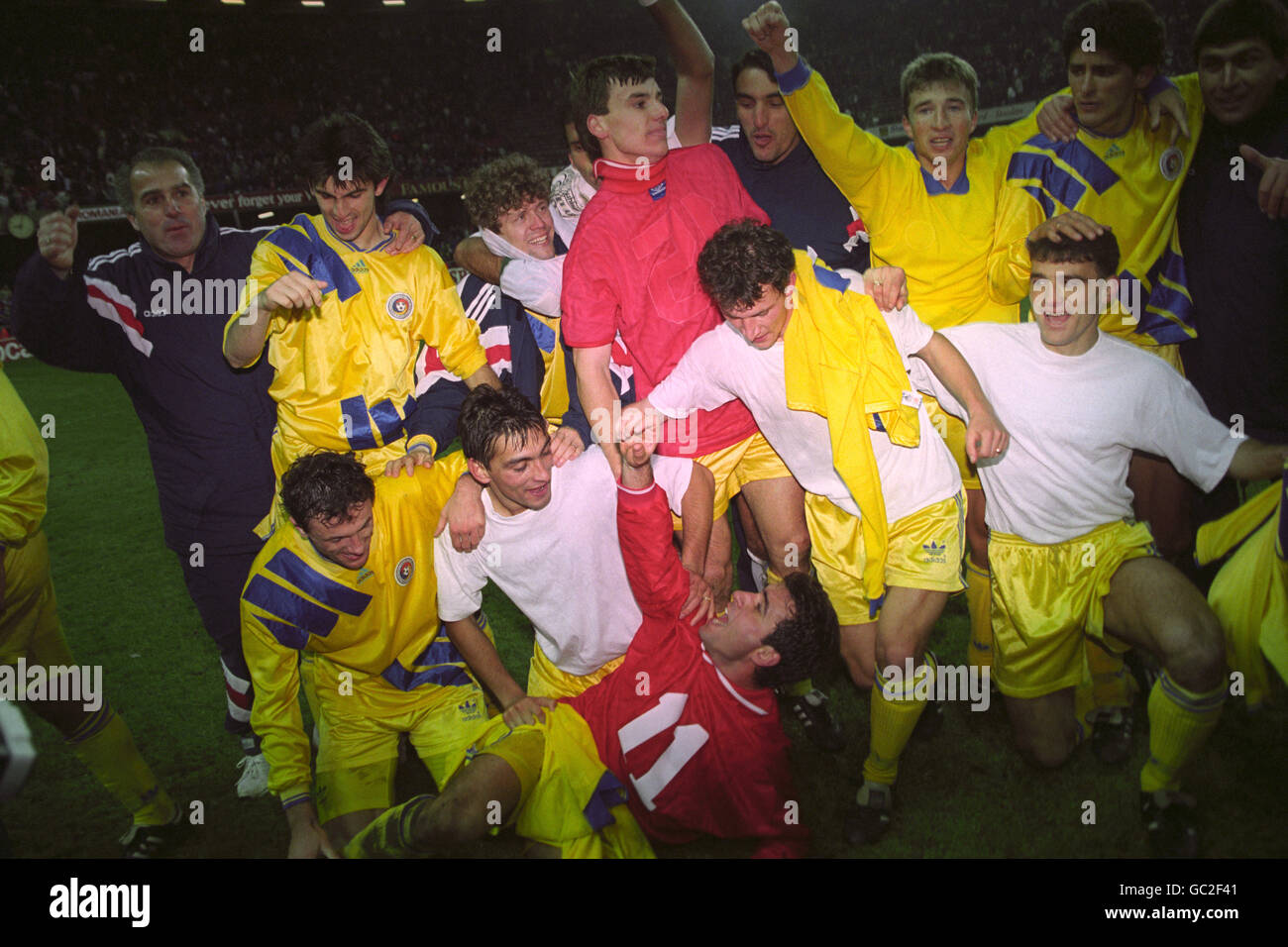 Football - coupe du monde USA 1994 qualificateur - Groupe trois - pays de Galles / Roumanie - Stade national.ROUMANIE CÉLÉBRER APRÈS LA VICTOIRE PAYS DE GALLES V ROUMANIE Banque D'Images