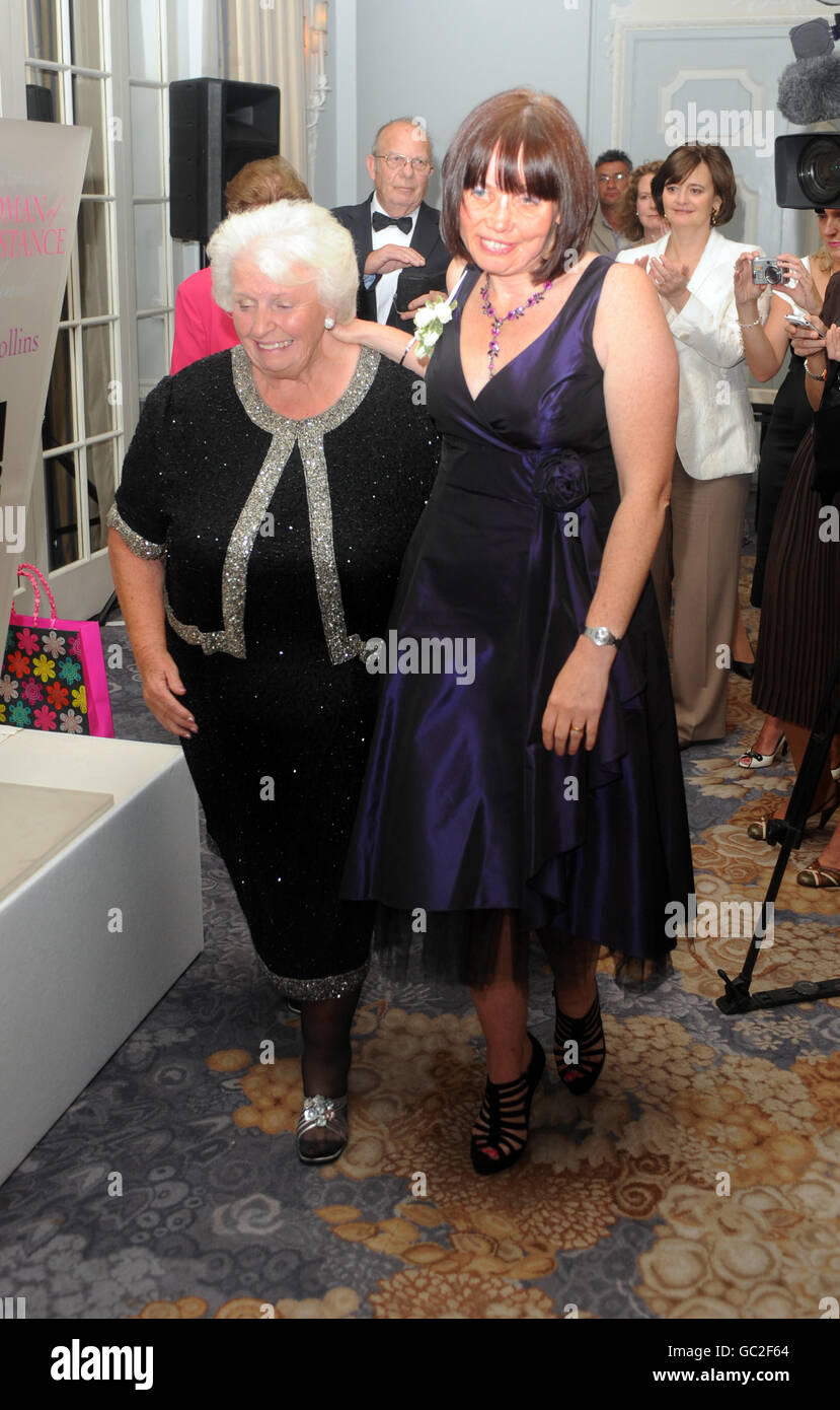 Lisa Salmon et sa mère Sheila lors des Barbara Taylor Bradford Woman of substance Awards au Dorchester on Park Lane, dans le centre de Londres. Banque D'Images