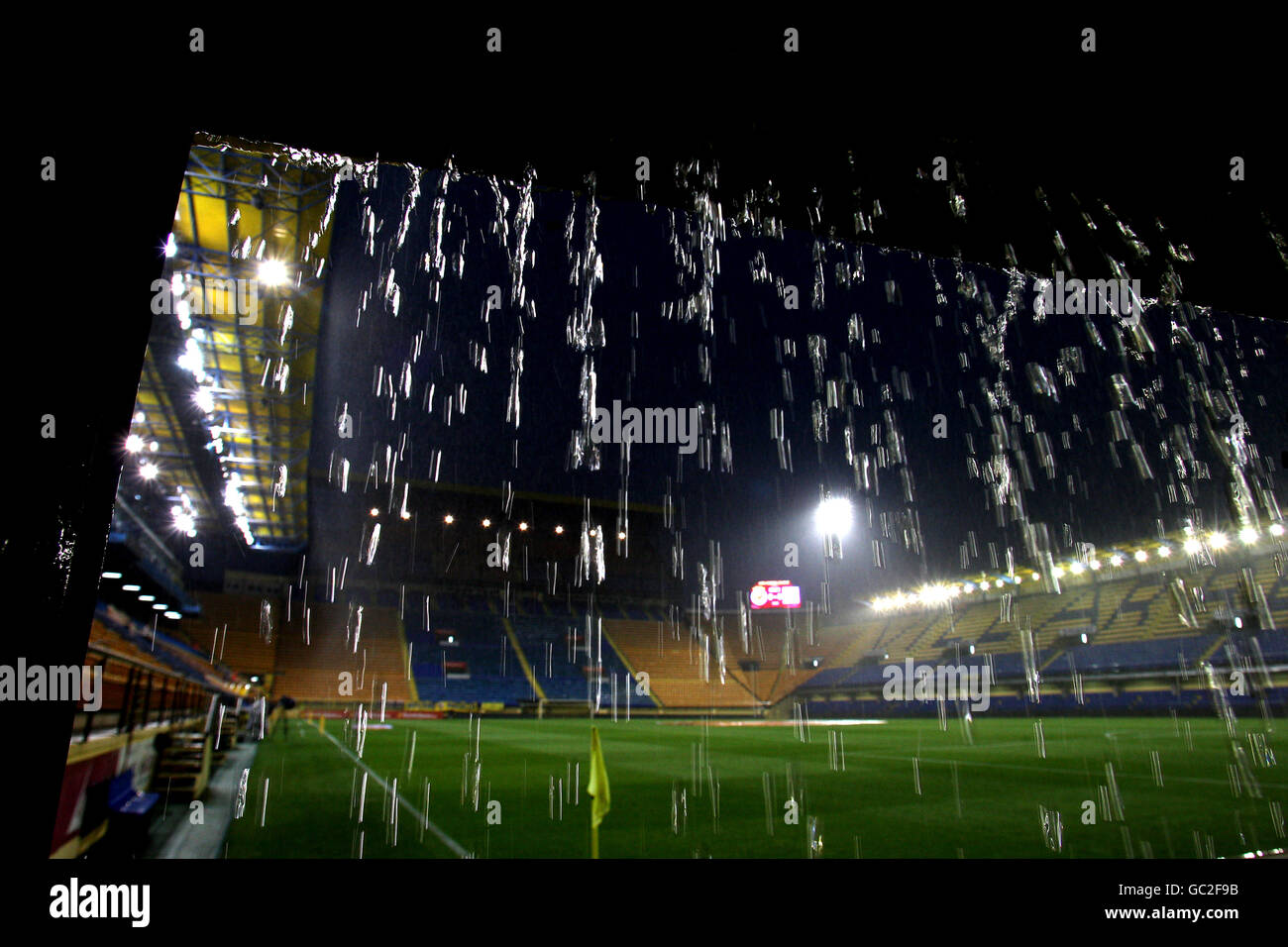 Football - UEFA Europa League - Groupe G - Villarreal / Levski Sofia - El Madrigal.Une vue générale des tempêtes de pluie torrentielles a frappé le stade El Madrigal avant de démarrer Banque D'Images