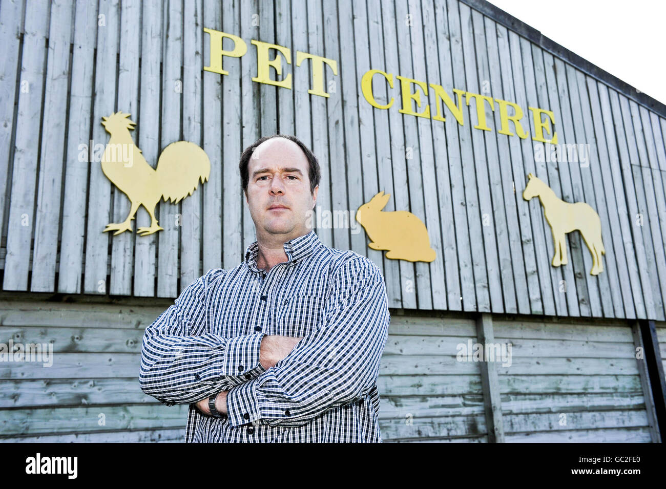 Le propriétaire Nigel Lee, près du centre pour animaux de compagnie fermé dans la ferme World of Country Life, à Exmouth, Devon, qui est ouvert aux affaires, mais a fermé certaines des enclos d'animaux de ferme au public par mesure de précaution après de récentes épidémies d'E coli dans tout le Royaume-Uni. Banque D'Images
