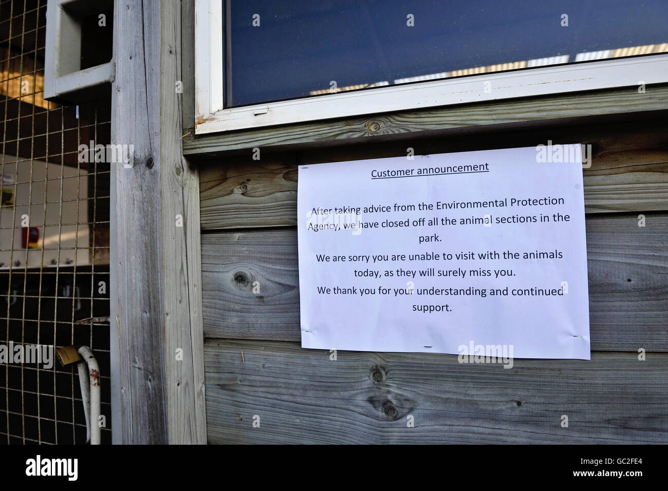 Un panneau est affiché sur le enclos fermé de moutons et de chèvres dans la ferme World of Country Life, à Exmouth, Devon, qui est ouvert aux affaires, mais a fermé certaines des enclos d'animaux de ferme au public par mesure de précaution après les récentes épidémies d'E coli dans tout le Royaume-Uni. Banque D'Images
