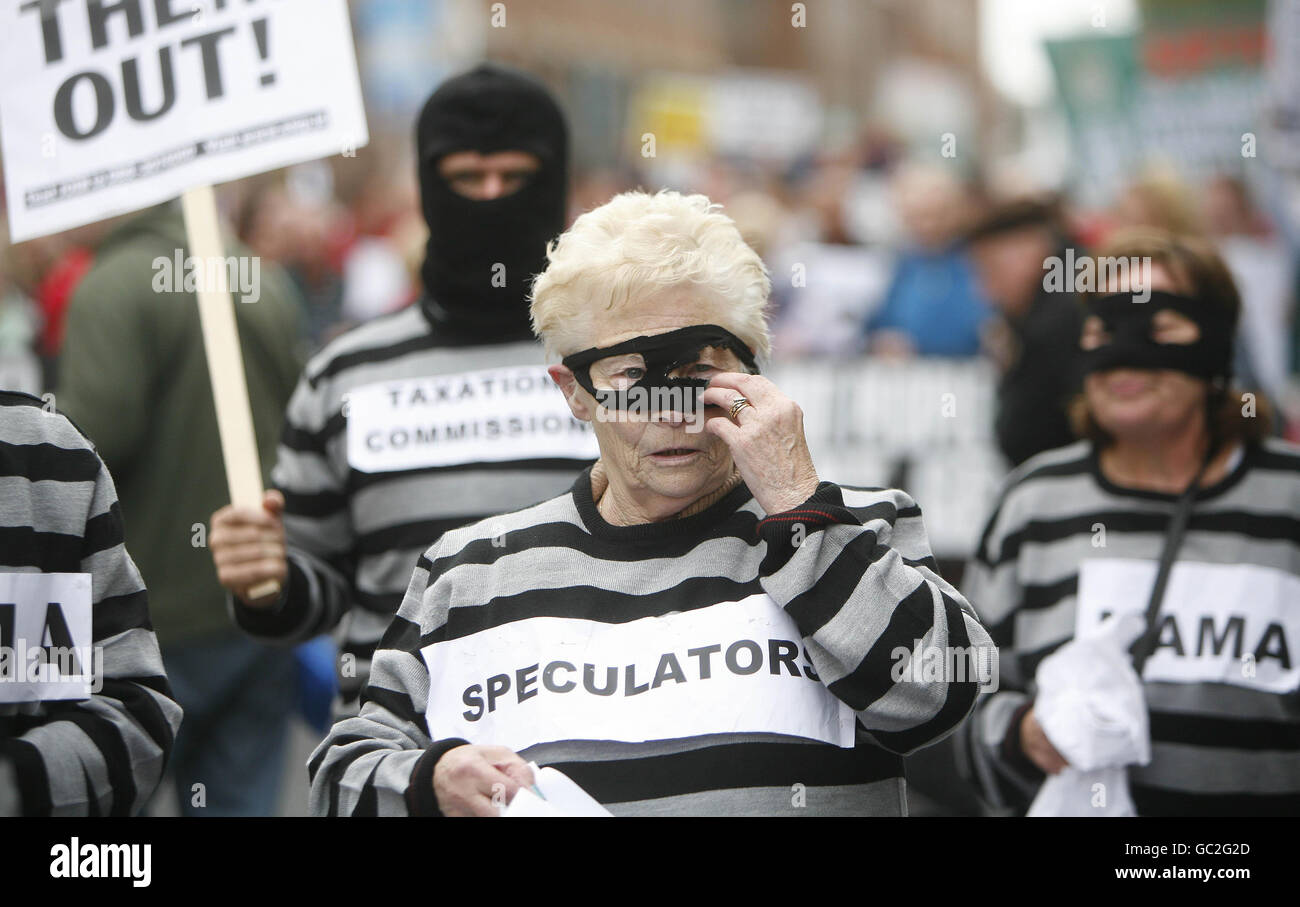 Les membres de l'Alliance People before profit participent à un rassemblement anti-NAMA à l'extérieur du siège d'Anglo Irish Bank dans le centre-ville de Dublin. Banque D'Images