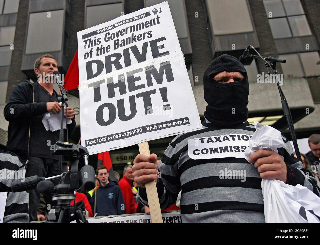 Richard Boyde Barrett, de la People Before profit Alliance, s'adresse à un rassemblement anti-NAMA devant le siège d'Anglo Irish Bank dans le centre-ville de Dublin. Banque D'Images