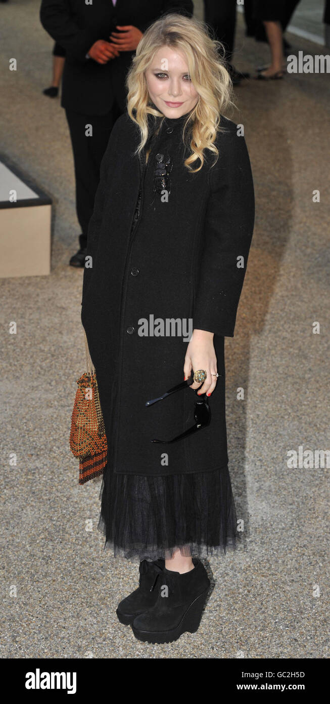Mary Kate Olsen arrive au Rootstein Hopkins Parade Ground, à Londres, pour le spectacle Burberry, pendant la London Fashion week. Banque D'Images