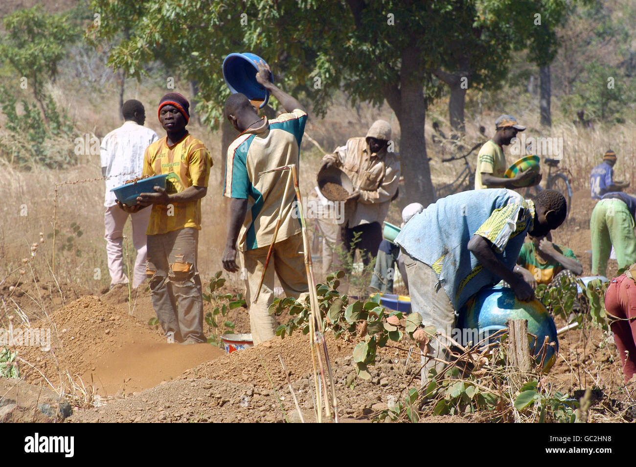 Poura gold mine au Burkina Faso où de nombreux chercheurs d'or venus principalement des femmes de creuser. L'espoir de trouver fortune et belles pépites d' Banque D'Images