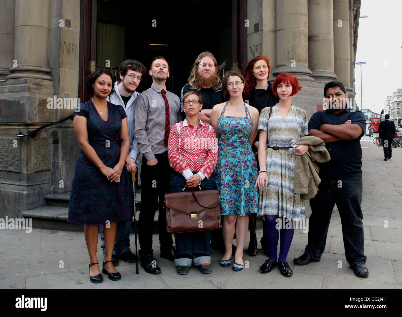 Un groupe s'appelle les « pirates de l'air de l'espace » devant le tribunal de la City of London, dont certains comparaissent devant un tribunal accusé d'usurpation d'identité de la police alors qu'ils conduisait un char lors des manifestations du G20 qui se sont déroulées cette année à Londres. Banque D'Images