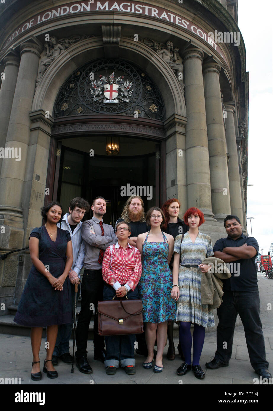 Un groupe s'appelle les « pirates de l'air de l'espace » devant le tribunal de la City of London, dont certains comparaissent devant un tribunal accusé d'usurpation d'identité de la police alors qu'ils conduisait un char lors des manifestations du G20 qui se sont déroulées cette année à Londres. Banque D'Images