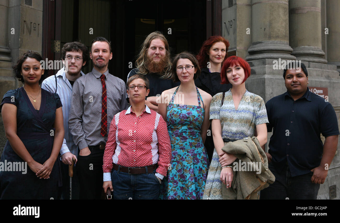 Un groupe s'appelle les « pirates de l'air de l'espace » devant le tribunal de la City of London, dont certains comparaissent devant un tribunal accusé d'usurpation d'identité de la police alors qu'ils conduisait un char lors des manifestations du G20 qui se sont déroulées cette année à Londres. Banque D'Images