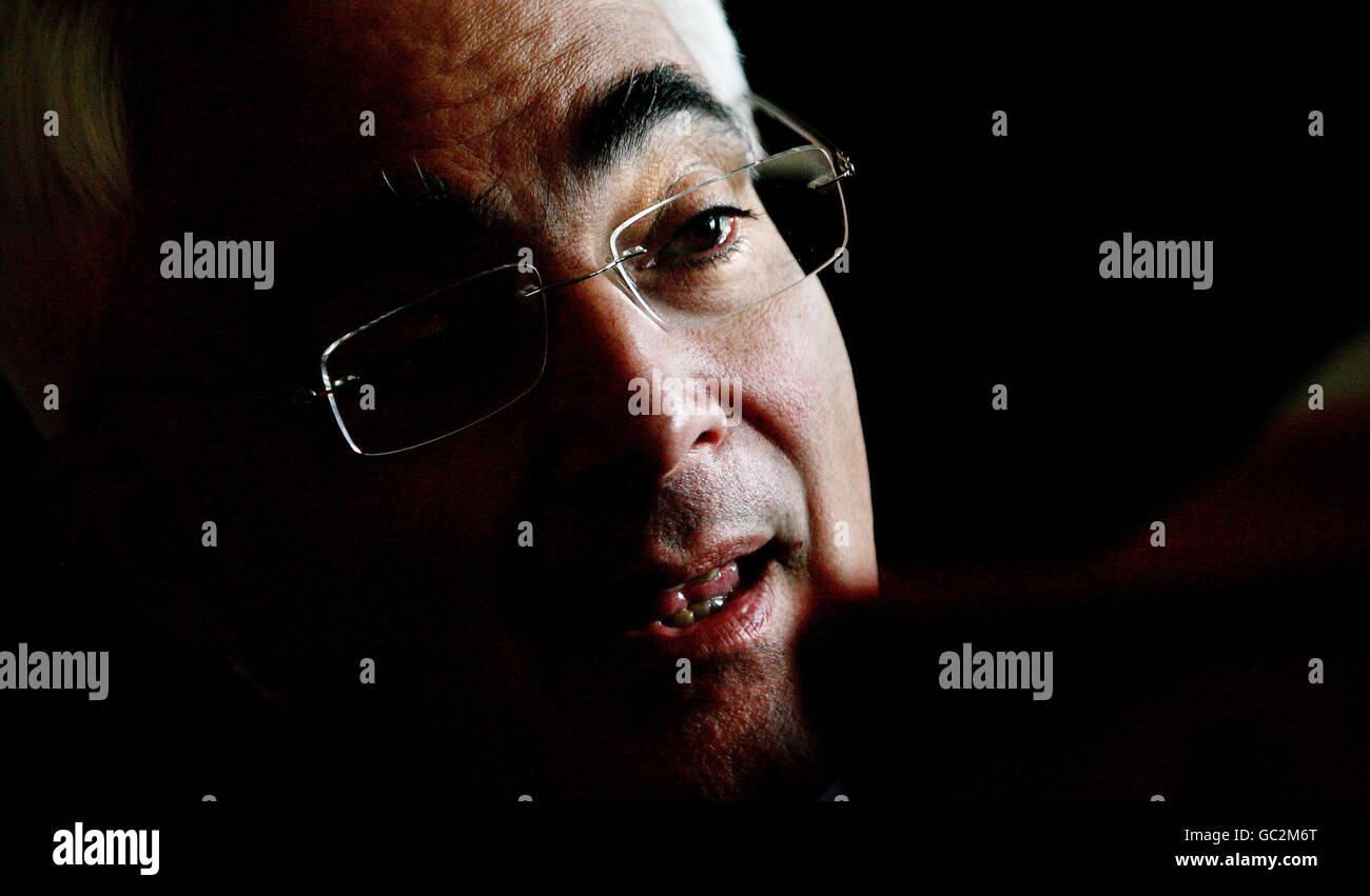 Le chancelier Alistair Darling lors d'une fête pour enfants pour marquer les premiers paiements du Fonds de fiducie pour enfants aux enfants de sept ans, au 11 Downing Street, Londres. Banque D'Images