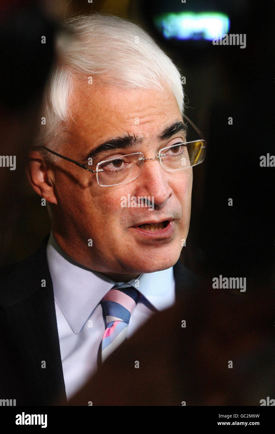 Le chancelier Alistair Darling lors d'une fête pour enfants pour marquer les premiers paiements du Fonds de fiducie pour enfants aux enfants de sept ans, au 11 Downing Street, Londres. Banque D'Images