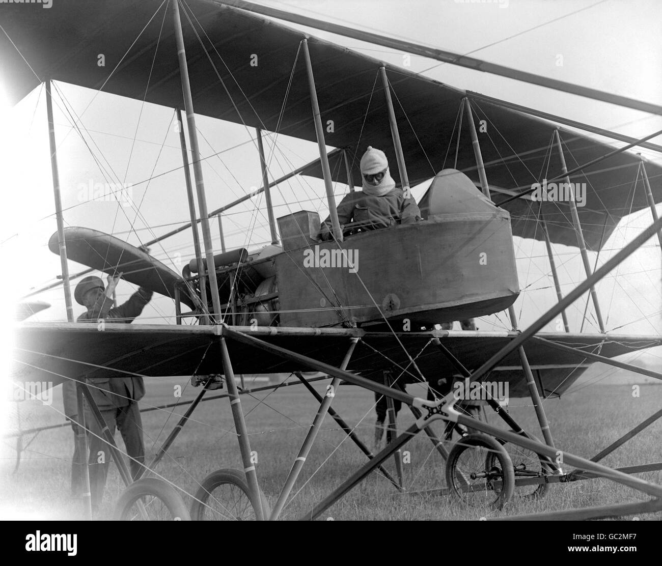 Aviation - Concours de vol de l'armée - plaine de Salisbury.Le lieutenant Arthur Longmore, de la Marine royale, dans son biplan lors des compétitions de vol de l'Armée de terre sur la plaine de Salisbury. Banque D'Images