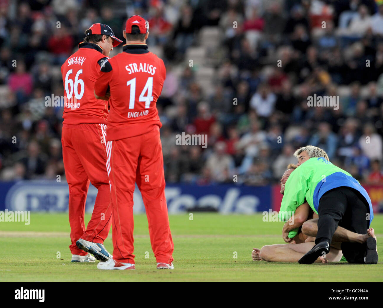 Graeme Swann d'Angleterre sourit comme un Streaker est détenu par la sécurité pendant la série NatWest troisième un jour International au Rose Bowl, Southampton. Banque D'Images