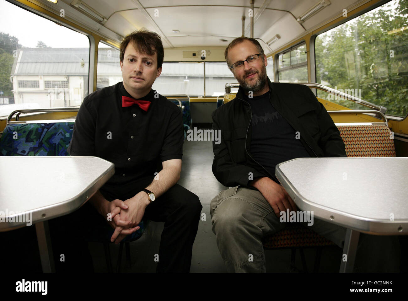 L'acteur David Mitchell (à gauche) et l'écrivain Sam bain du spectacle PEP Show lors d'une pause dans le tournage, à Finchley, dans le nord de Londres. La série 6 du salon PEP commence le vendredi 18 septembre 2009 à 22:00 sur la chaîne 4. Banque D'Images