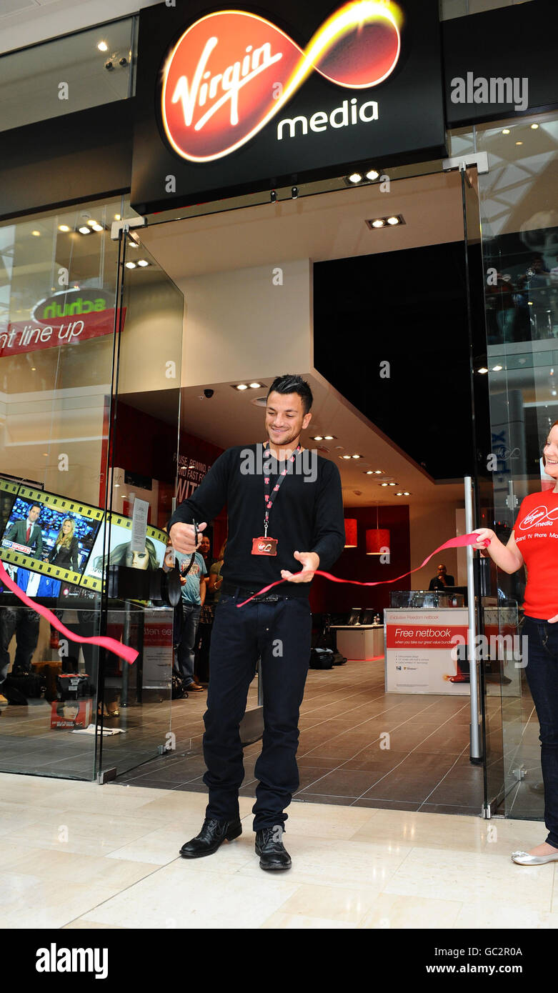 Peter Andre ouvre le nouveau magasin Virgin Media au centre commercial Westfield de Londres. Banque D'Images