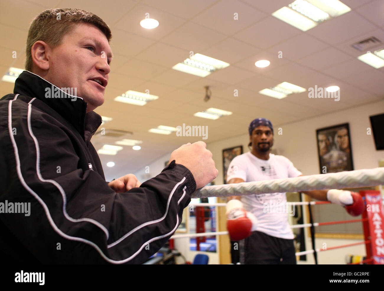 Ricky Hatton (à gauche) ajoute son point de vue sur l'entraînement de David Haye lors d'une séance photo au Hatton Health and Fitness Gym, Hyde. Banque D'Images